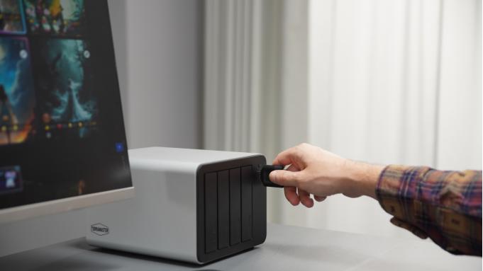 铁威马 F4-425 Plus 评测：小型办公的高效存储与协同利器