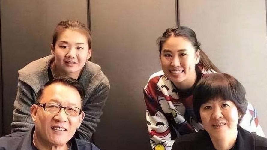 辞去女排教练职务三年，郎平最新照片被公开，全家赴拉斯维加斯