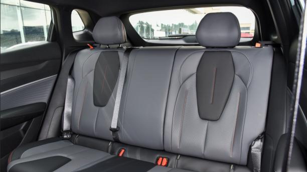 博越cool：极光紫变色车身+哈曼音响，打造高品质SUV新标杆！