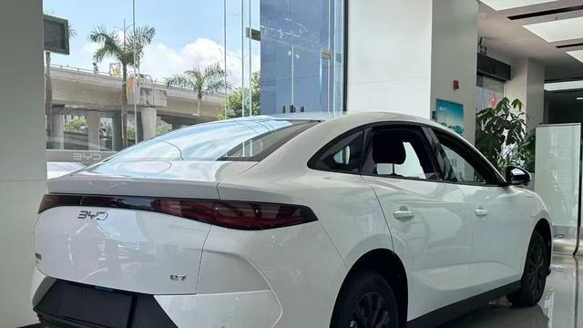 比亚迪e7到店实拍，“撞脸”腾势Z9+怀挡，大过秦L+续航520km