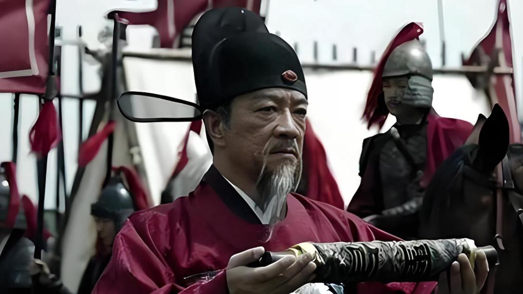 军事上极其强悍，政治上极度荒诞