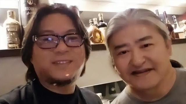 61岁刘欢现身长沙岳麓山！嚼槟榔很拽，走路被搀扶，身体状况不佳