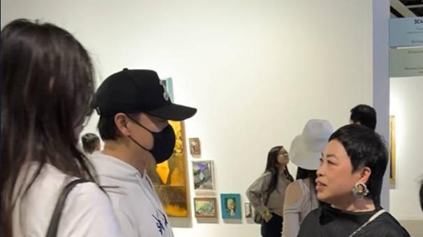 方力申叶萱夫妇婚后合体！二人穿情侣装牵手看展好恩爱
