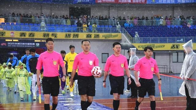 官宣：足协同意，中超跨天”比赛诞生，青岛队1-0保留=剩82分钟