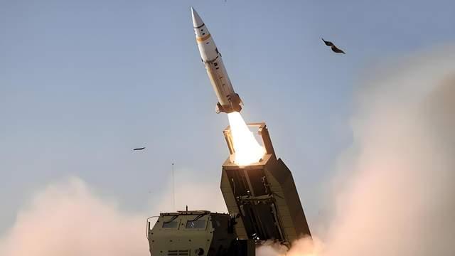 乌军首次发射3000公里射程导弹，俄军真拦不住，1吨弹药砸向目标