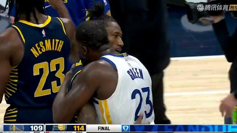 库里难掩失望！巴特勒20+6+7，赛后库里走到场边，一把抱住哈利伯顿