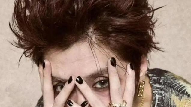 鹿晗“暴雷”早有征兆，这两年热衷打钉纹身喝酒，就是不搞事业