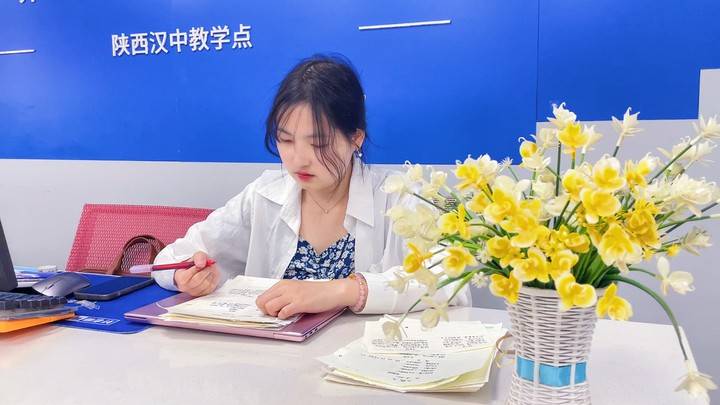 2025专升本备考指南：拒绝被割韭菜，盘点市面上那几家“正规军”