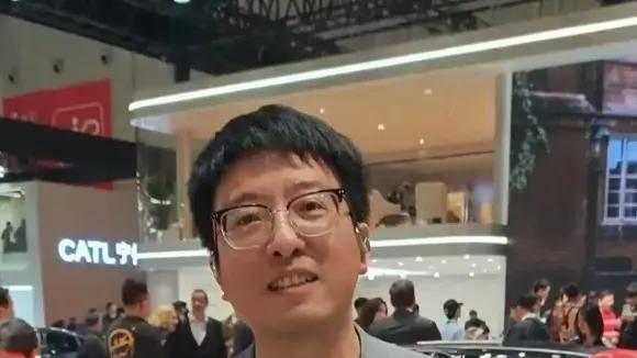 小米公关一号位王化下课！雷军连发微博回应SU7舆情