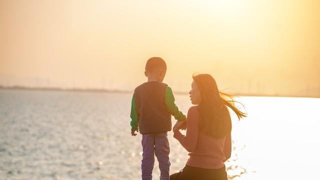 长大后还跟妈亲的孩子，都赢在小时候这4件事