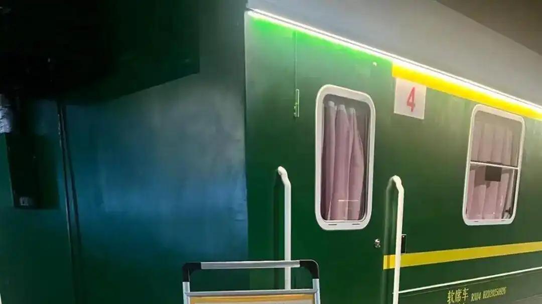 绿皮车变“免费旅馆”，“暖”服务抢了谁生意？
