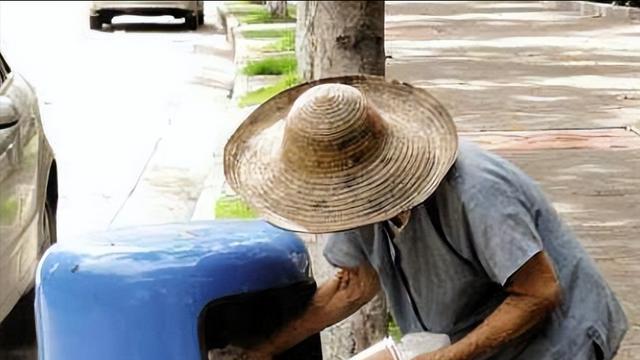 回顾：杭州一聋哑老人拾荒12年，被工程队收留，6年后多人前来认亲