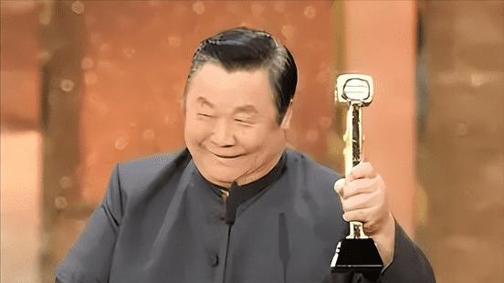 76岁老戏骨晚年凄凉，住养老院每月领1万5救济金，瘦54斤儿女不管