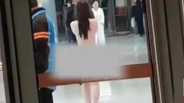 女孩为报复男友选择在商场脱衣服，网友给了她最高评价