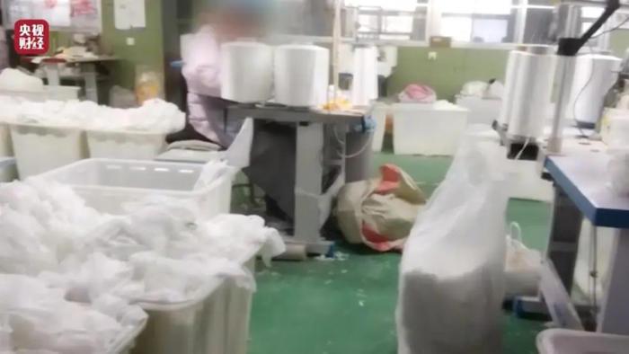 实探央视曝光的一次性内裤厂家：大门已贴封条，卫生条件堪忧