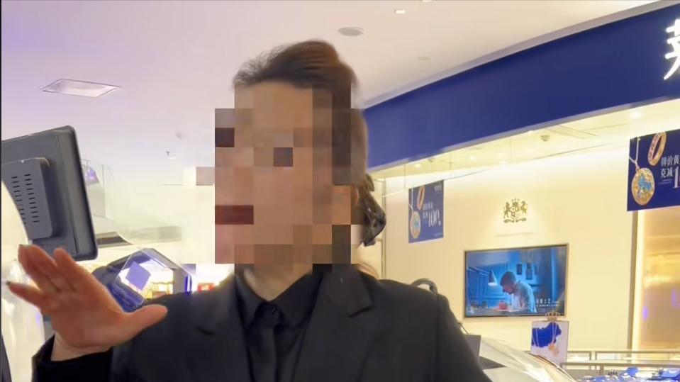 扬州万达，男子被保洁溅一身屎尿，索赔时被工作人员嘲讽小心眼