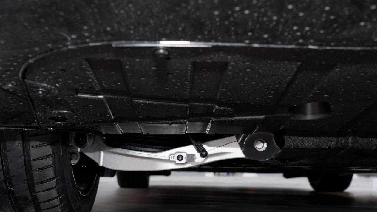 国产“最美”猎装车来了！646马力+空悬，续航730km，对标小米SU7