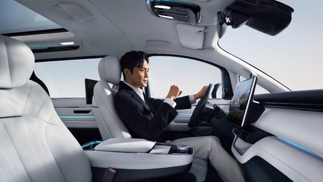 全新吉利MPV预售，直接降4万！拳打小鹏X9，脚踢理想MEGA？