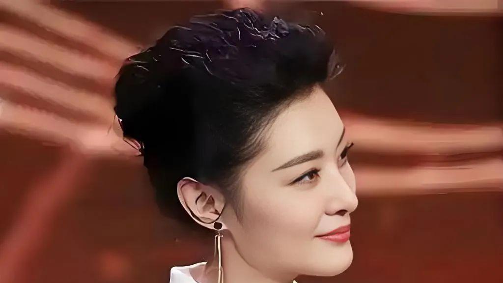 她从春晚舞台走下，又悄悄登上了另一座“高峰”