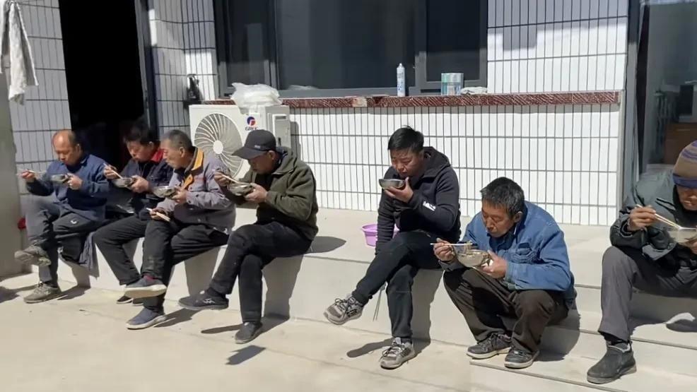 农村订婚，直播带货，农哥的“神操作”引争议？