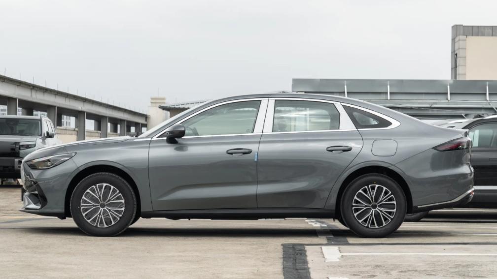 家用车市场又添悍将，吉利银河星耀6安全性出众，起售价仅7.48万