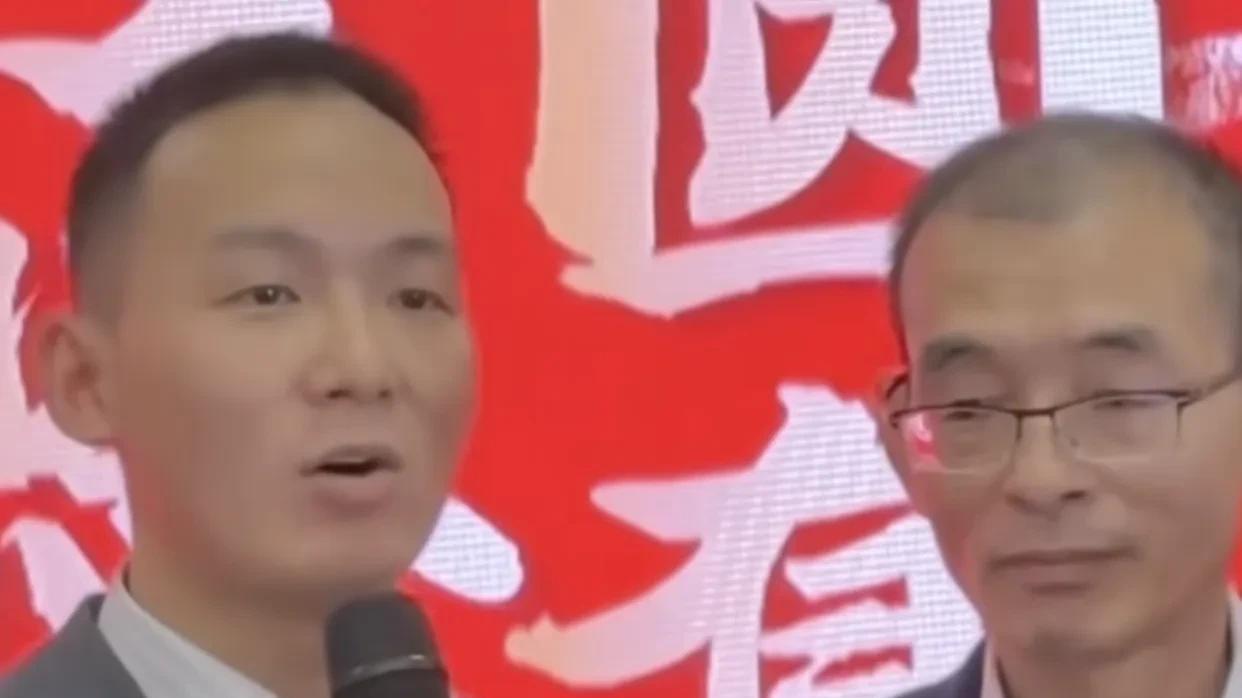 谢浩男接受父亲教育基金，婉拒豪车礼物：研究生在读，未来靠自己