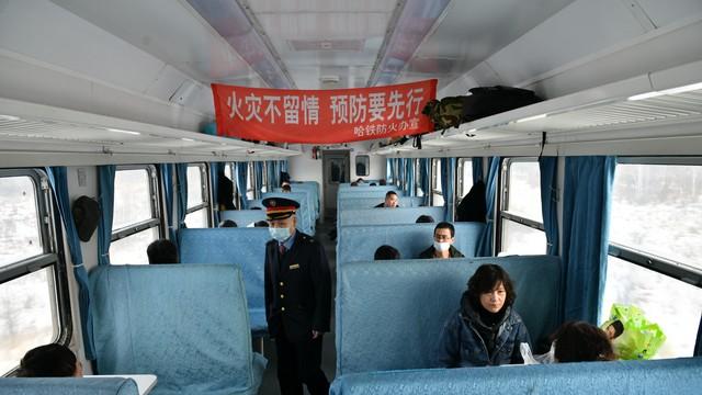 千里护送暖归途！红原“春风专列”发车，务工者手捧礼包笑赴成都