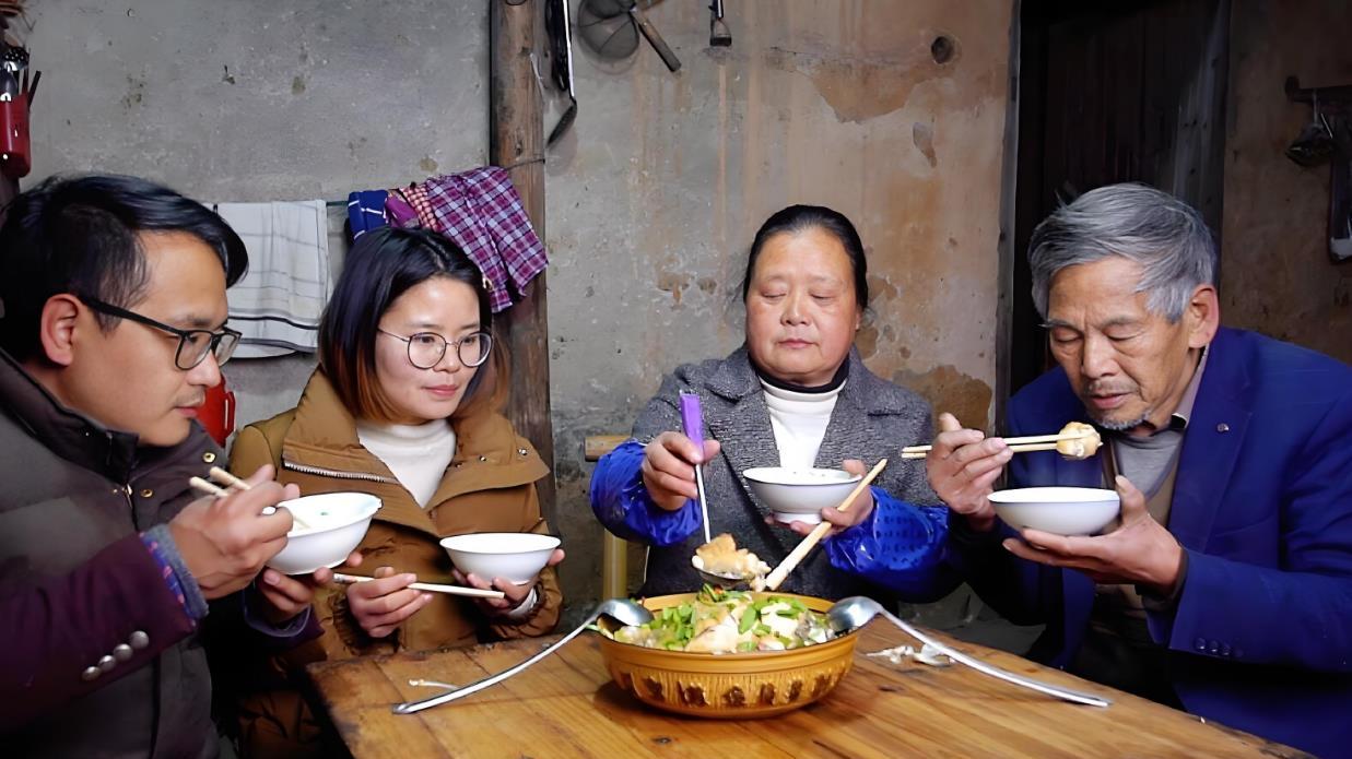 71年父亲病逝，娘带着我们到继父家，为逃离家庭当兵，退伍到家我泪如雨下