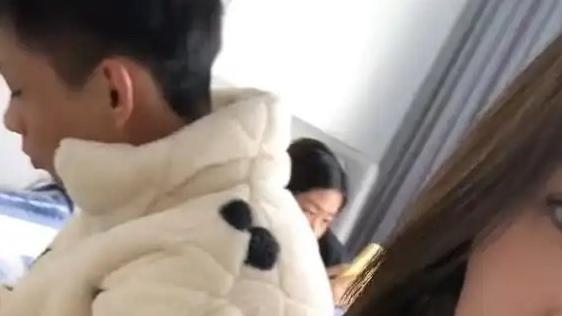 三姐弟为何选择在出租屋过年？他们的故事让人心酸