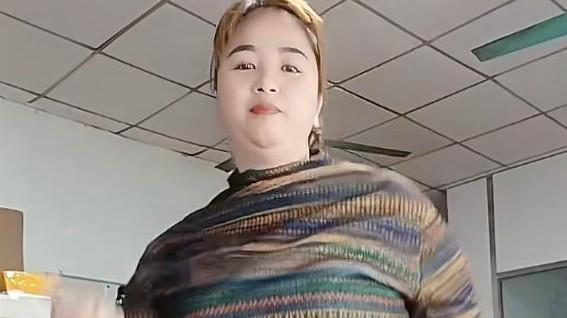 丰满女子车间干活，即兴热舞，网友连赞：心都化了！