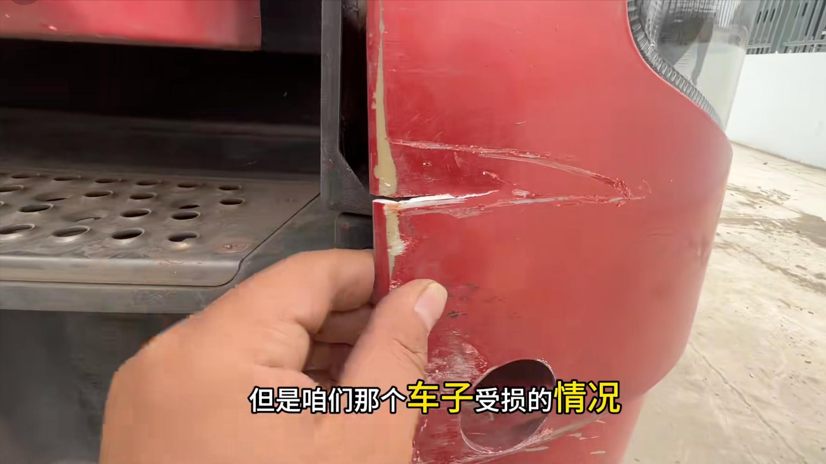 高速事故，货车司机嫌麻烦想各修各的，小车非要报警，结果判全责