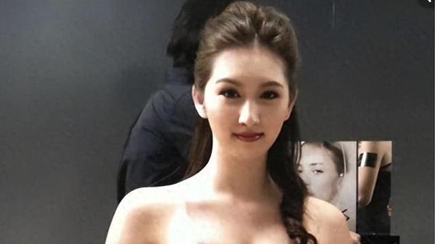 25岁被有200位情人_干爹_包养，替父还债千万的何傲儿，现状如何