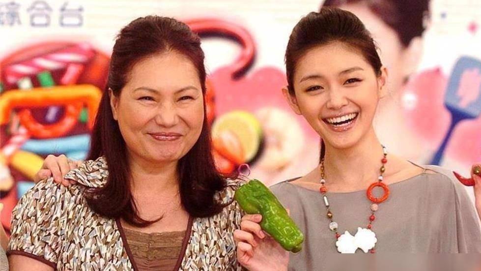 AI大S，母亲的悲痛与商业的狂欢，真相在哪里？