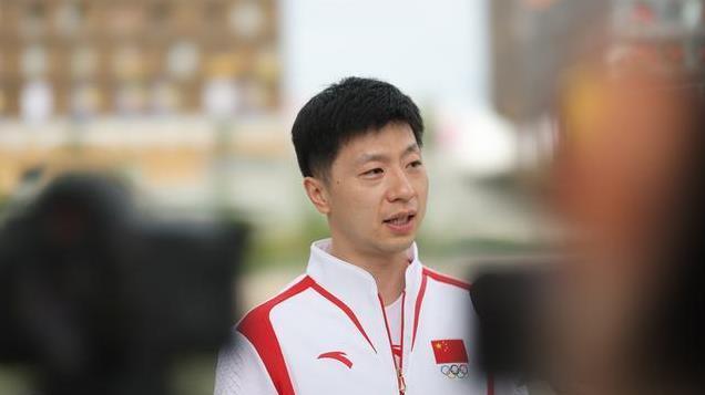 纪念中美“乒乓外交”！马龙和刘诗雯搭混双，身着正装挥拍打球