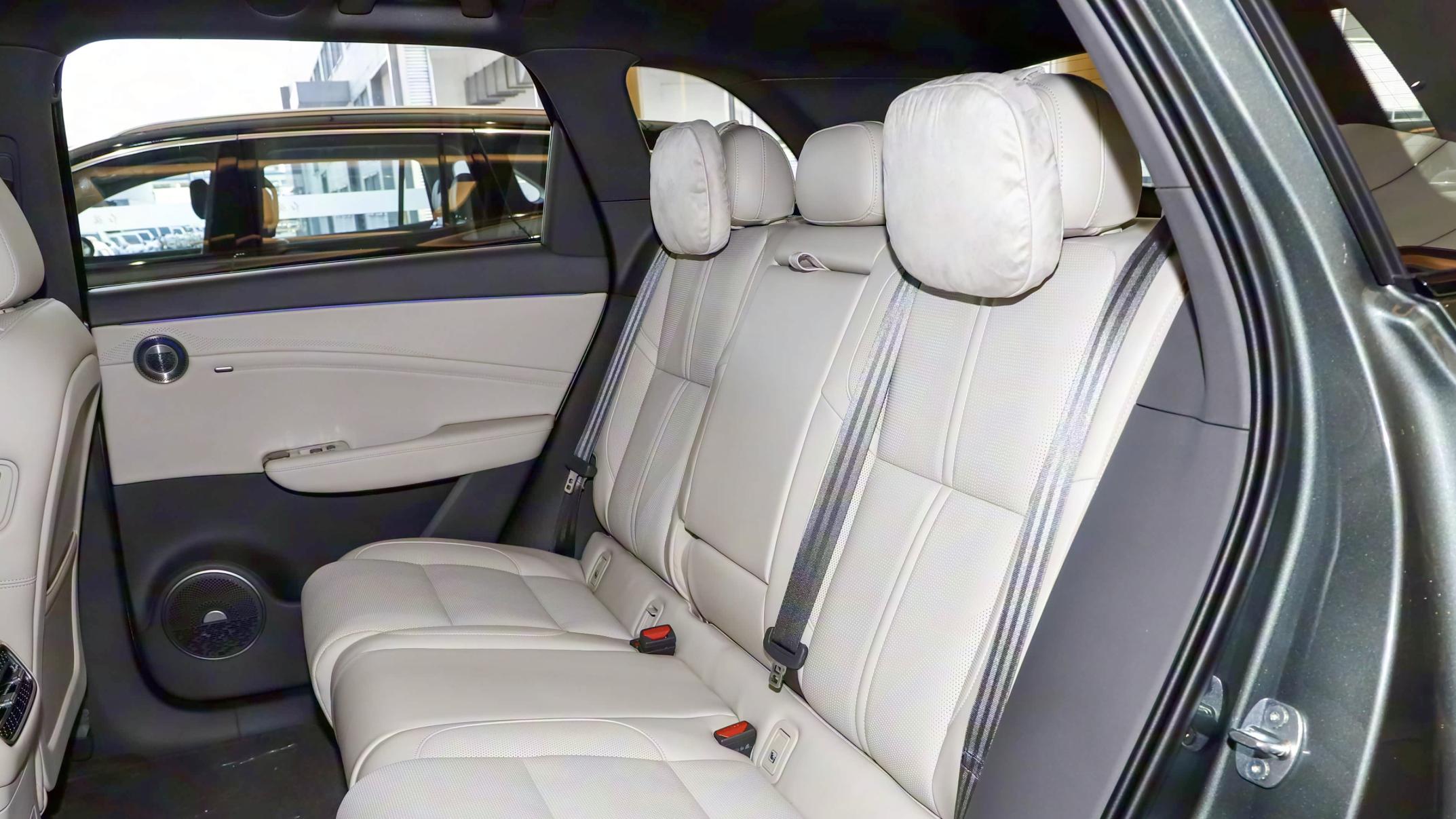 低调稳重的SUV，彩电、冰箱、大沙发配齐，综合续航1650km