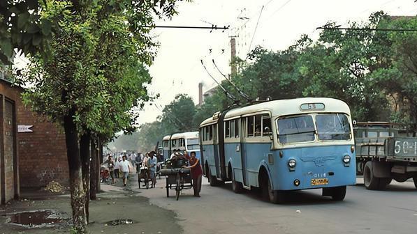 嫂子含辛茹苦抚养两子成人，公公临终赠钥匙，仓库开启瞬间令人震撼