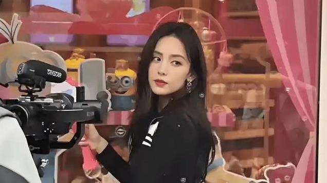 丁字裤反着穿？古力娜扎大胆挑战，造型真别致！