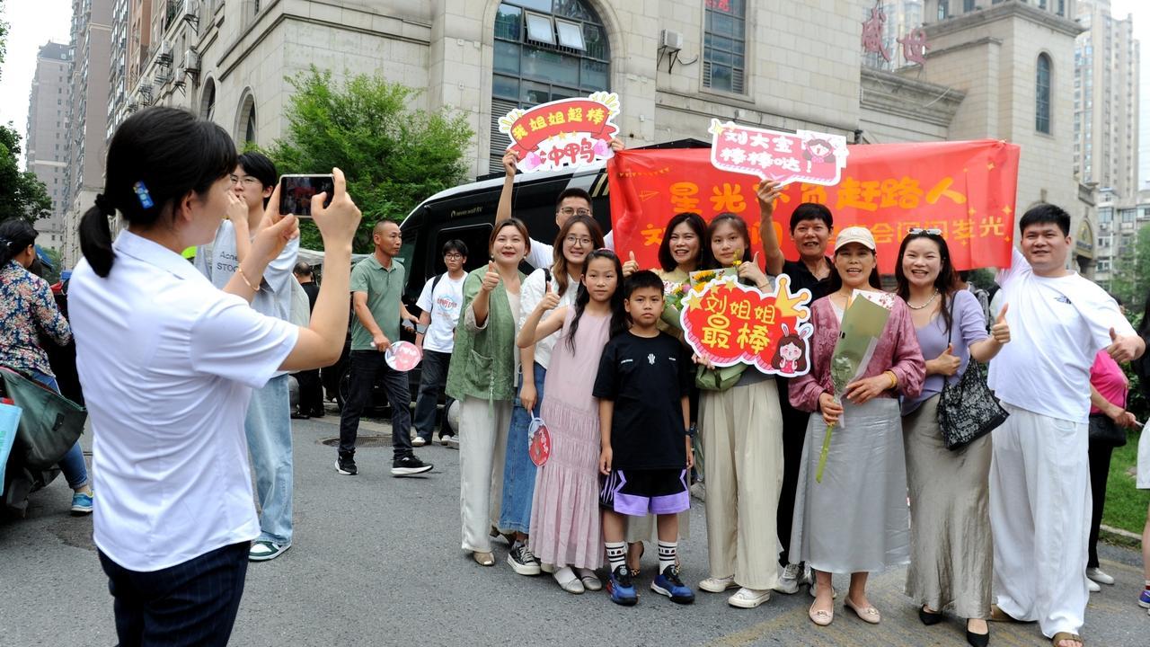 笔底千钧力，山河万里春