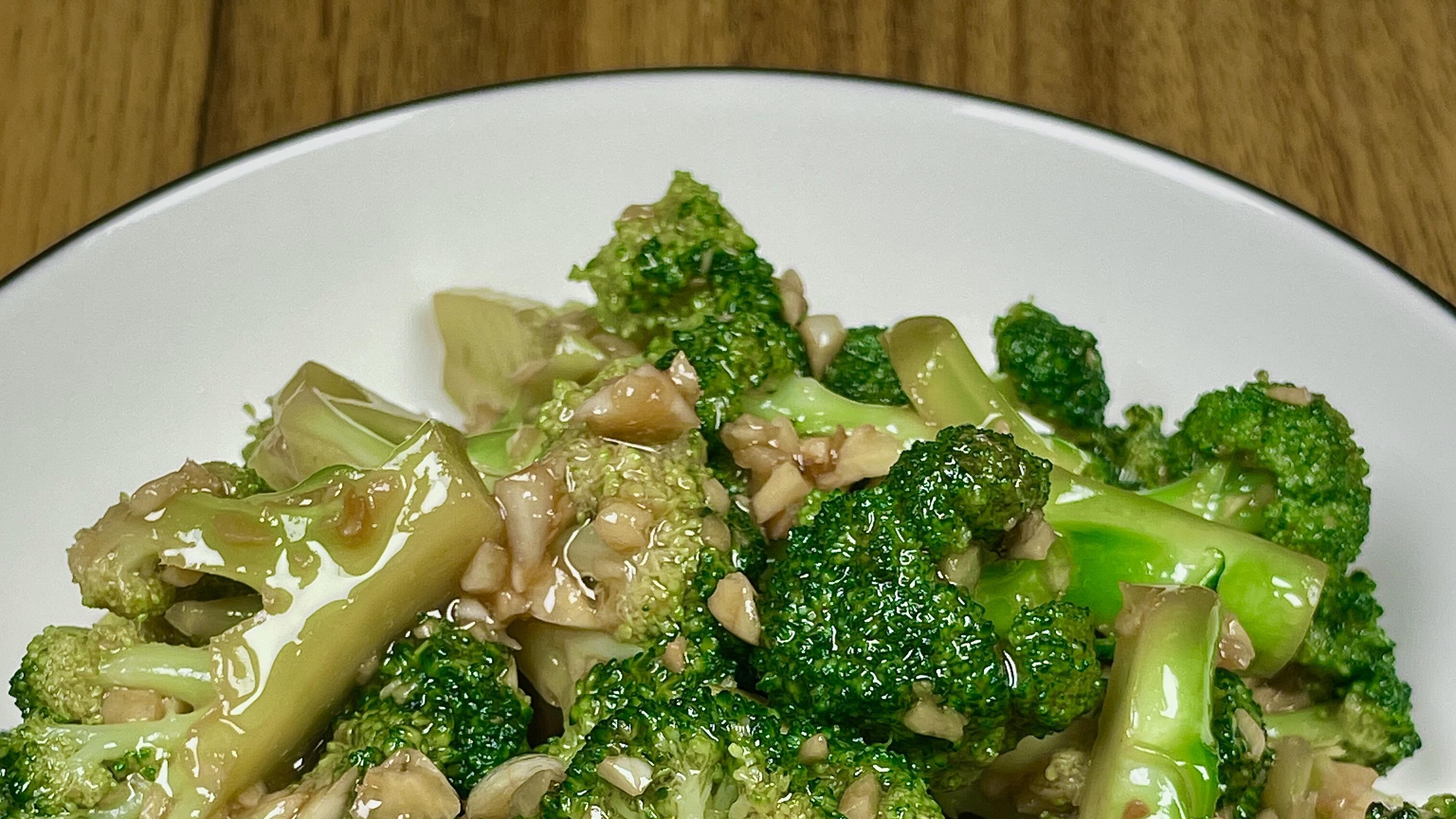 这西蓝花咋这么翠绿入味？秘诀就在下锅前的这一步。