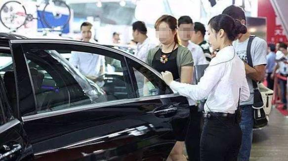 提车当天被4S店推销懵了？这5个项目9成都是智商税！老司机手把手教你避坑