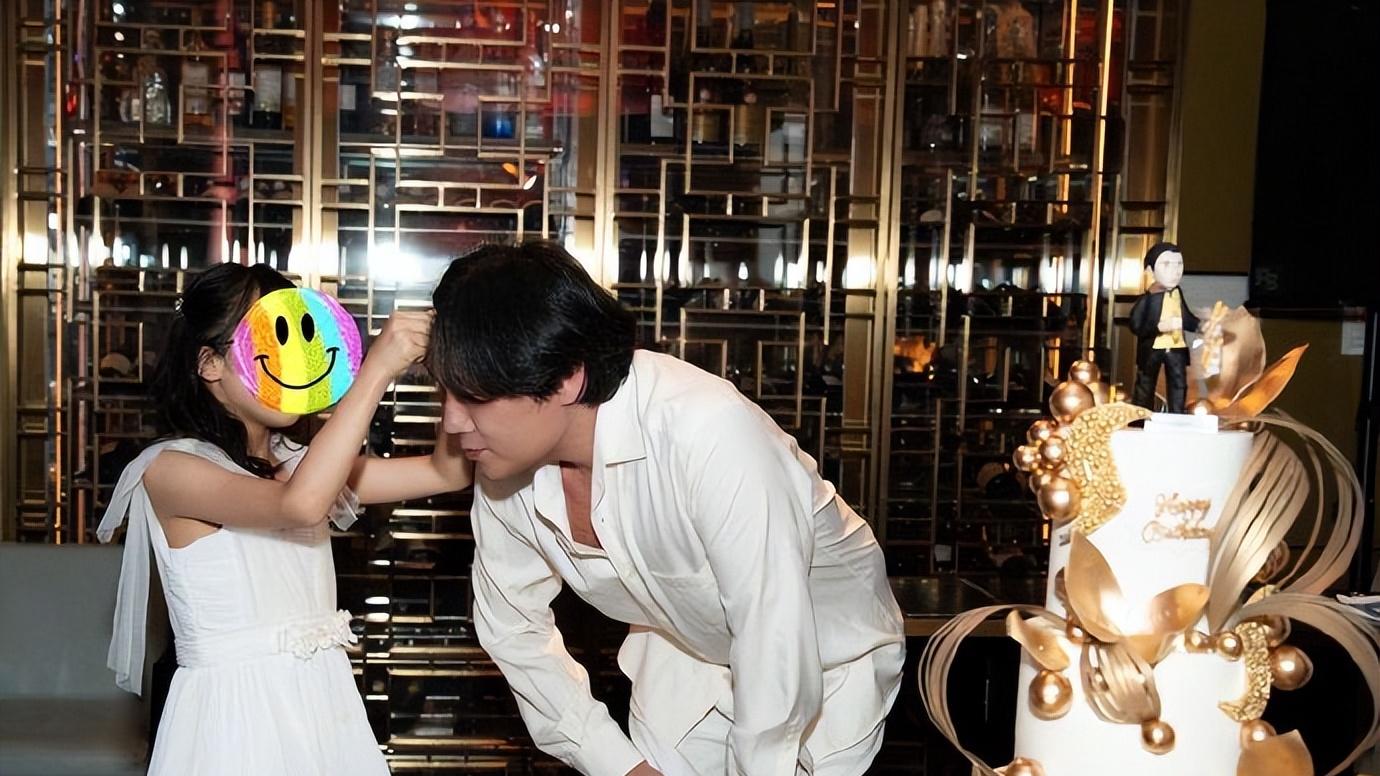 伊能静为秦昊庆47岁生日，公婆女儿齐出镜，一家五口超幸福