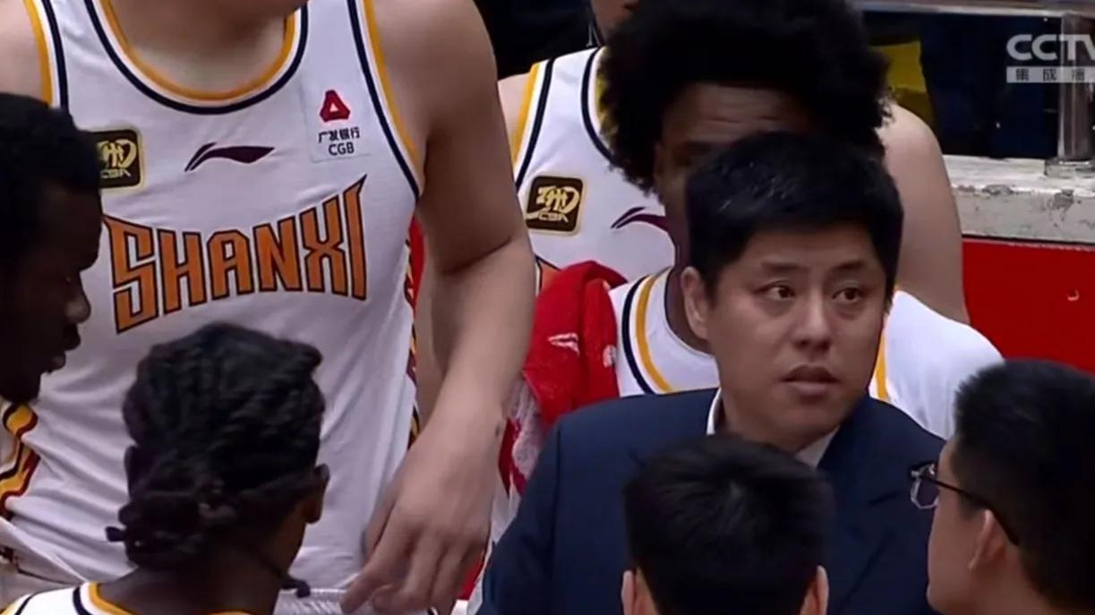 山东男篮主场失利，罪魁祸首不是侯佩左，也不是陈培东，更不是…