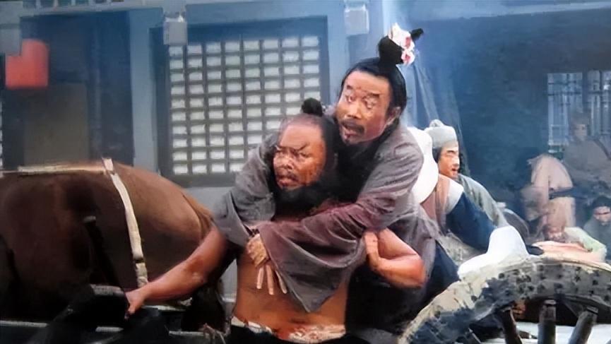 同样是反对招安，为何宋江只敢打骂李逵，却不敢怼鲁智深武松？