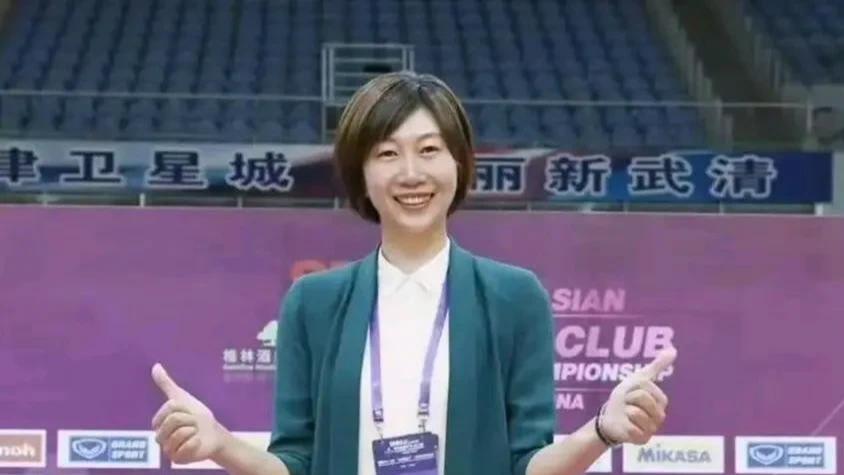 天津女排过年照：宝泉教练真敬业，李珊去哪了？