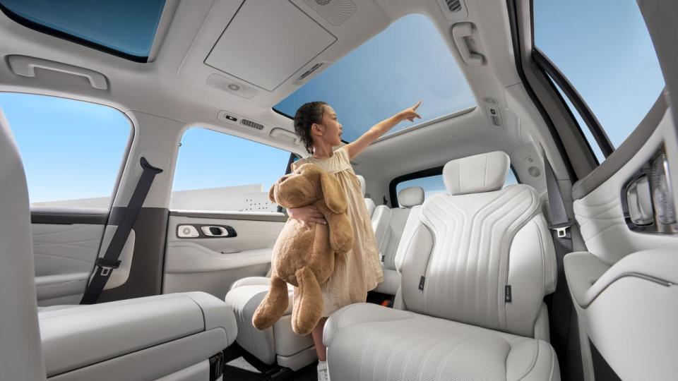 冰箱彩电大沙发，17.38万起的吉利银河M9配齐了