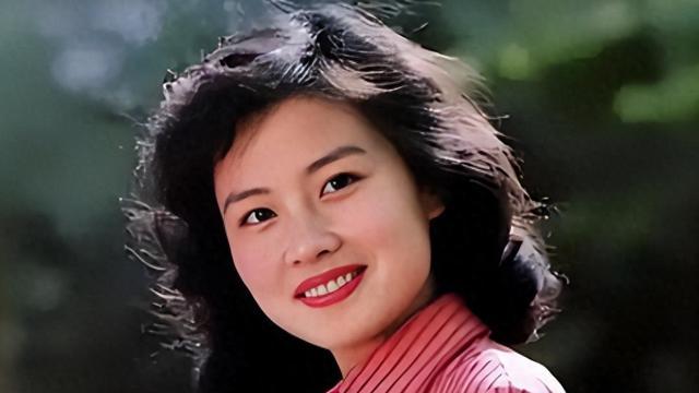 ​曾与刘晓庆齐名，是八一电影制片厂的当家花旦，作为80年代无数人心中的白月光，她就是昔日荧屏女神赵娜