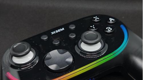 西圣GC1游戏手柄：半透明机身下硬核野心，越级配置整顿百元市场