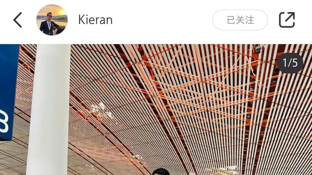 朱珠研究生毕业，丈夫带女儿远赴法国汇合，富豪父母罕见出镜