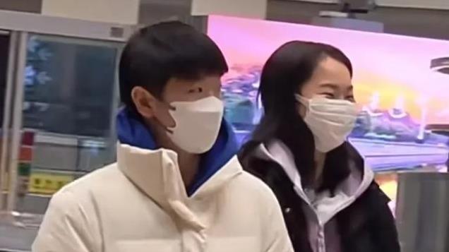 国乒抵达北京：莎莎佳佳一起，曼昱玩游戏，王晨策机场接王楚钦