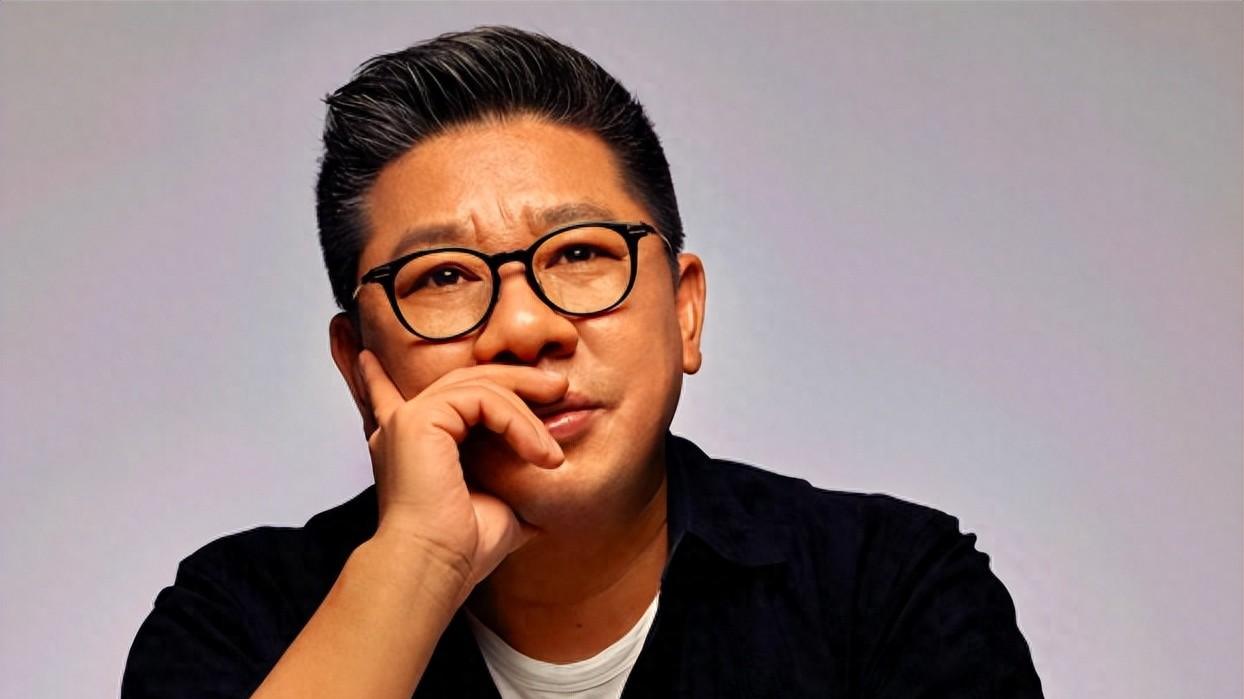 从乡村教师到亿万富翁：他靠卖爆款改写命运，却被骂了20年